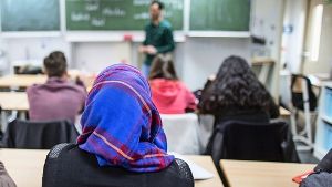 Schülerinnen ist das Kopftuch erlaubt, Lehrerinnen bisher  nicht Foto: dpa