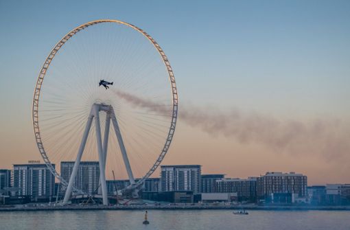 Um Werbung für die Weltausstellung in Dubai 2020 zu machen, flog Yves Rossy mit einem Jetpack auf dem Rücken im Februar durch Dubai. Foto: AFP