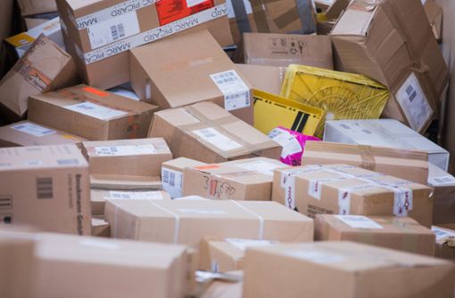 Der Online-Handel lässt Deutschlands Paketberge weiter wachsen: Die Logistikunternehmen rechnen im diesjährigen Weihnachtsgeschäft mit so vielen Zustellungen wie noch nie zuvor. Foto: Rolf Vennenbernd/dpa