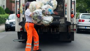 Etwa ein Drittel der Gemeinden im Land will die Müllgebühren erhöhen. Foto: dpa/Julian Stratenschulte