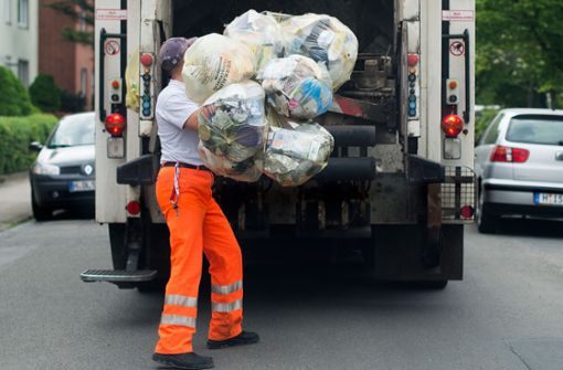 Etwa ein Drittel der Gemeinden im Land will die Müllgebühren erhöhen. Foto: dpa/Julian Stratenschulte