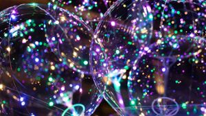 LED-Ballons sorgen nicht für einen funkelnden Silvesterabend, sondern können auch wiederverwendet werden. Foto: IMAGO/Pond5 Images