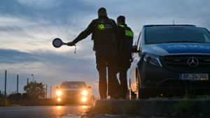 Beamte der Bundespolizei stoppen an der deutsch-polnischen Grenze ein Auto. Bundesinnenministerin Faeser zufolge sind durch vorübergehende Grenzkontrollen seit Oktober 17.600 unerlaubte Einreisen verhindert worden. Foto: Patrick Pleul/dpa