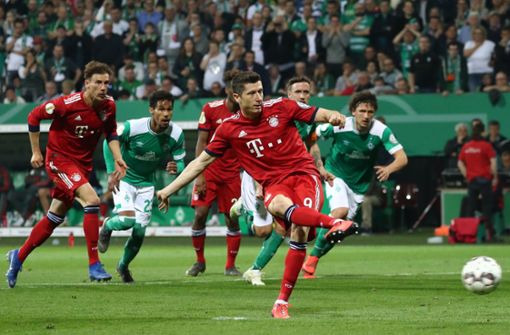 Robert Lewandowski trifft zum 3:2 für den FC Bayern. Die Situation, die zum Elfmeter führte, sorgte für heftige  Diskussionen. Foto: dpa