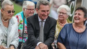 Günther Oettinger auf dem Schlossplatz – mit Teilnehmerinnen der Feierstunde  und Verbandsfunktionärin Iris Ripsam (rechts). Foto: Lichtgut/Christoph Schmidt