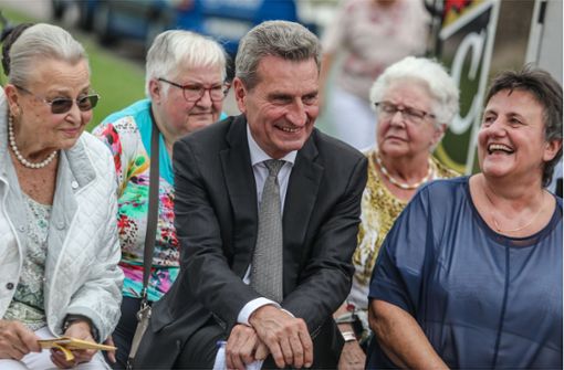 Günther Oettinger auf dem Schlossplatz – mit Teilnehmerinnen der Feierstunde  und Verbandsfunktionärin Iris Ripsam (rechts). Foto: Lichtgut/Christoph Schmidt