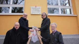 Manfred Schmid, Christian Klemmer, Olaf Schulze und Hans Betsch (von links) enthüllen die neue Tafel. Foto: Annina Baur