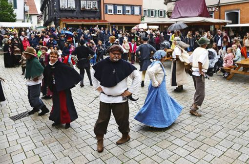 Auftritte von Gewandeten gehören beim Historischen Markt dazu – die Kinder freuen sich königlich. Foto: Ralf Poller/avanti