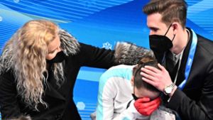 Eiskunstläuferin Kamila Walijewa weinte nach ihrer Kür. Foto: AFP/MANAN VATSYAYANA
