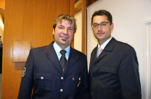 Die Freiwillige Feuerwehr in Waldenbuch hat mit Albert Kayer (links) einen neuen Kommandanten. Zur Wahl gratulierte auch Bürgermeister Michael Lutz, Foto: Ursula Vollmer