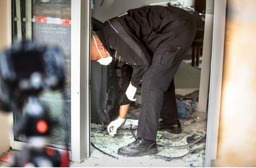Spurensicherung an einem gesprengten Geldautomaten im November 2018 in Schlaitdorf. Foto: 7aktuell.de/Simon Adomat