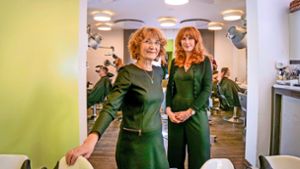 Jutta Müller und ihre Tochter Sabine Steiner führen den Salon in zweiter und dritter Generation. Foto: Simon Granville