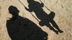 Ein Gesetzesentwurf des Landes hat das Ziel, Kinder in Zukunft besser vor Übergriffen durch Betreuungspersonal mit pädosexuellen Neigungen zu schützen. Foto: dpa/Julian Stratenschulte