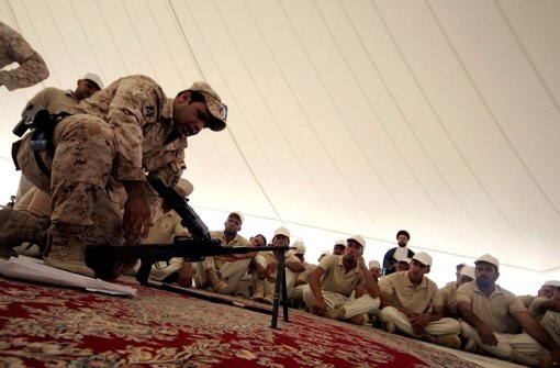 Schiitische Freiwillige aus dem Irak trainieren gemeinsam mit irakischen Militärs in Kerbela Foto: dpa
