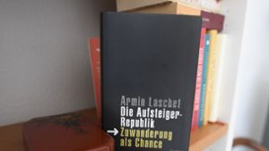 Ein bisschen abgeschrieben: Laschets Buch „Die Aufsteigerrepublik“ Foto: dpa/Roberto Pfeil