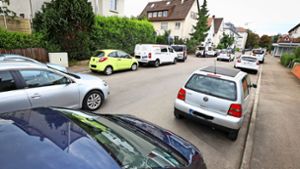 Autos ohne Ende: Wie hier in der Mörikestraße sind Parkplätze in der ganzen Weststadt Mangelware. Foto: factum/Simon Granville