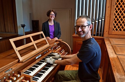 Die Pfarrerin Elisabeth Jooß und Orgelbauer Reinhard Metzger  bewundern die frisch sanierte Orgel. Die deutlichste Veränderung wird wohl der neue, lautere Klang in den Kirchenraum hinein sein. Weitere Eindrücke von der Sanierung gibt es in unserer Fotostrecke. Foto: Fritzsche