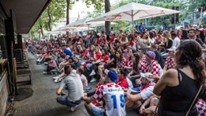 Tausende kroatische Fußball-Fans strömen zu den Spielen ihrer Mannschaft auf die Theodor-Heuss-Straße. Foto: Lichtgut/Julian Rettig