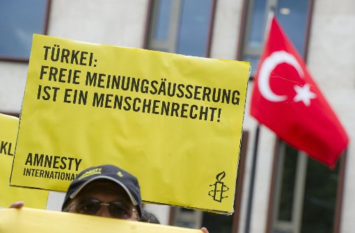 Vor der türkischen Botschaft in Berlin protestieren Kritiker die Situation in der Türkei. Foto: dpa