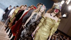 Mode-Designerin Vivienne Westwood zeigt in London ihre neue Kollektion für Männer und Frauen. Dabei will sie in ihrer Show eine Botschaft transportieren. Foto: Getty Images