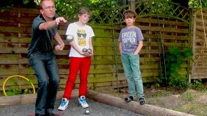 Der zwölfjährige Maxim Bosch (Mitte) ist beim Boule eher ein Schießer als ein Leger. Regelmäßig schießt er die Kugeln des Vaters Josef raus. Foto: Julia Barnerßoi
