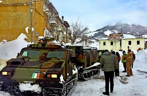 Stundenlang durch Schneewehen gekämpft: Militärfahrzeuge in Campotosto Foto:  