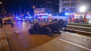 Vermutlich hat der 21-Jährige wegen überhöhter Geschwindigkeit die Kontrolle über das Auto verloren, heißt es von der Polizei. Foto: 7aktuell.de/Simon Adomat