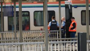 Bahnbedienstete und Polizeibeamte am  Bahnhof in Niederlahnstein. In der Regionalbahn hat es einen Messerangriff auf einen Fahrgast gegeben. Foto: Thomas Frey/dpa