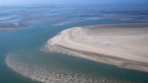 Die Sandbänke zwischen den ostfriesischen Inseln aus der Luft. Der Klimawandel hat Folgen für das Ökosystem im Wattenmeer. Foto: Sina Schuldt/dpa