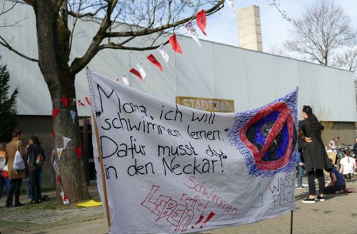 Eltern, Kinder sowie  Lehrer und Vereinsverantwortliche kämpfen für den Erhalt des Stadtbads in der Hofener Straße. Foto: Uli Nagel