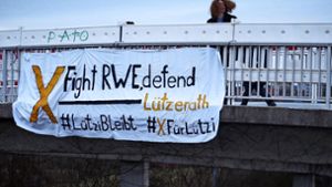 Mit dem Banner wollen die Aktivisten auf das dem Dorf Lützerath drohende Schicksal aufmerksam machen. Foto: Eileen Breuer