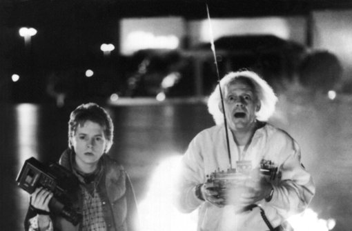 Marty McFly (links) und Doc Brown wollen in die Zukunft. Sie haben sich dafür den 21. Oktober 2015 ausgesucht. Foto: dpa