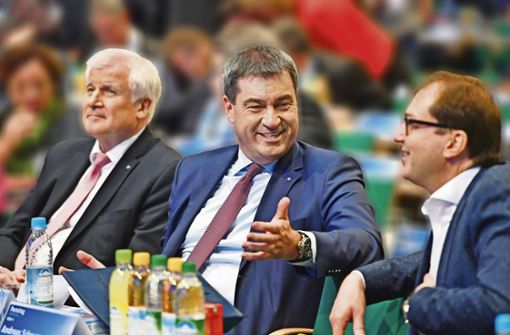 Markus Soeder (Mitte) mit Alexander Dobrindt (rechts) und Horst Seehofer (links) beim CSU-Parteitag 2017 Foto: dpa