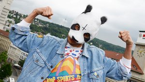 Rapper Cro war der musikalische Senkrechtstarter des Jahres 2012. Hinter dem Mann mit der Pandamaske steckt das kleine Stuttgarter Label Chimperator Productions: ein enthusiastischer Haufen Hip-Hop-Freaks, die 2013 auch in anderen Genres Erfolg haben wollen. Foto: dpa