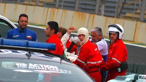 Nach seinem schweren Unfall in Sao Paulo reckt Mark Webber den Daumen in die Höhe, als er auf einer Trage abtransportiert wird. Foto: dpa