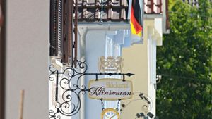 Die Bäckerei Klinsmann in Stuttgart-Botnang zeigt Flagge, und zwar die deutsche. Foto: dpa