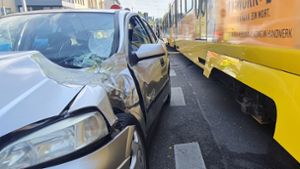 Der Schaden am Opel ist immens. Das Fahrzeug muss abgeschleppt werden. Foto: Sebastian Steegmüller
