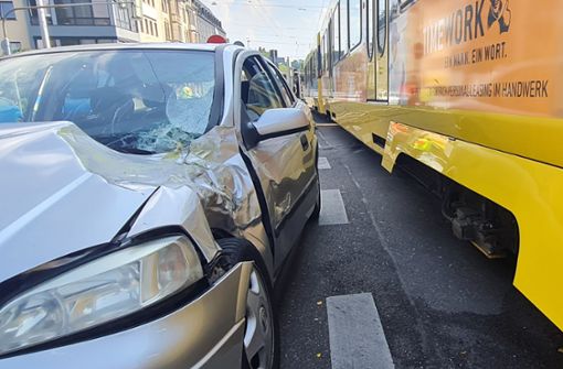Der Schaden am Opel ist immens. Das Fahrzeug muss abgeschleppt werden. Foto: Sebastian Steegmüller