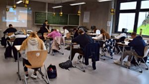 Die Schüler der Abschlussklassen an der FES lernen derzeit an Einzeltischen, damit der Mindestabstand eingehalten werden kann. Foto: Alexandra Kratz
