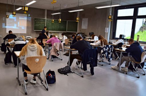 Die Schüler der Abschlussklassen an der FES lernen derzeit an Einzeltischen, damit der Mindestabstand eingehalten werden kann. Foto: Alexandra Kratz