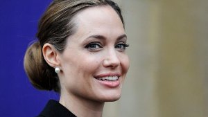 US-Schauspielerin Angelina Jolie hat sich aus Angst vor einem Krebsleiden beide Brüste amputieren lassen. Sie trage ein Gendefekt in sich und sei deshalb anfällig für eine Krebserkrankung. Foto: dpa