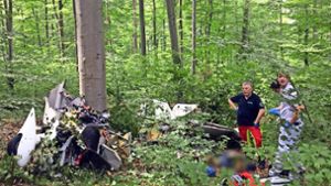 Das Flugzeug stürzte am Sonntag zwischen Nürtingen und Kirchheim ab. Für den Piloten kam jede Hilfe zu spät. Foto: SDMG
