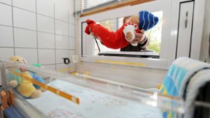 25 Babys wurden am Karlsruher Standort bisher abgelegt –  hier zur Veranschaulichung eine Puppe. Foto: dpa/Uli Deck
