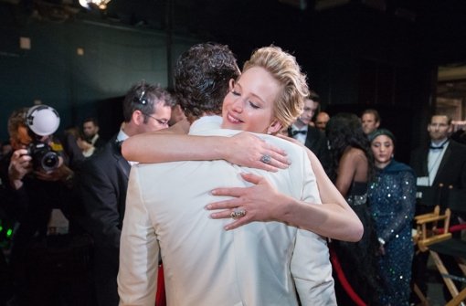 Gratulation zum Oscar: Matthew McConaughey wird von Jennifer Lawrence gedrückt. Foto: dpa/Richard Harbaugh