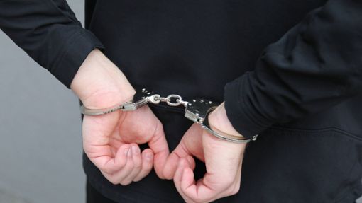 Die Polizei hat drei Männer festgenommen, einer von ihnen sitzt nun im Gefängnis. Foto: IMAGO/Daniel Scharinger/IMAGO/Daniel Scharinger