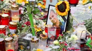 Kerzen und Blumen haben Chemnitzer Bürger an dem Ort niedergelegt, wo am Wochenende ein 35-jähriger Deutscher bei einer Messerstecherei ums Leben gekommen ist. Foto: dpa