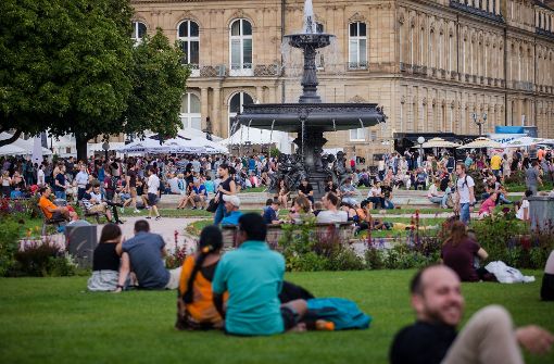 Im Sommer 2017 ließen es sich die Menschen auf dem Schlossplatz in Stuttgart oft gut gehen. Foto: dpa