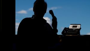 Das Telefon als Tatwaffe: Betrüger geben sich wieder als Polizisten aus. Foto: dpa/Julian Stratenschulte