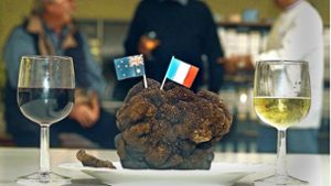 Eine australische und eine französische Flagge zieren diese Trüffel. Foto: dpa/