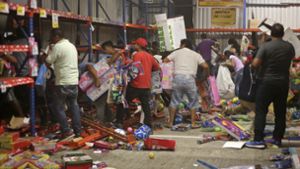 Menschen plündern und überfallen Läden und Tankstellen in Mexiko wie hier in Veracruz – wegen des gestiegenen Benzinpreises. Foto: AP